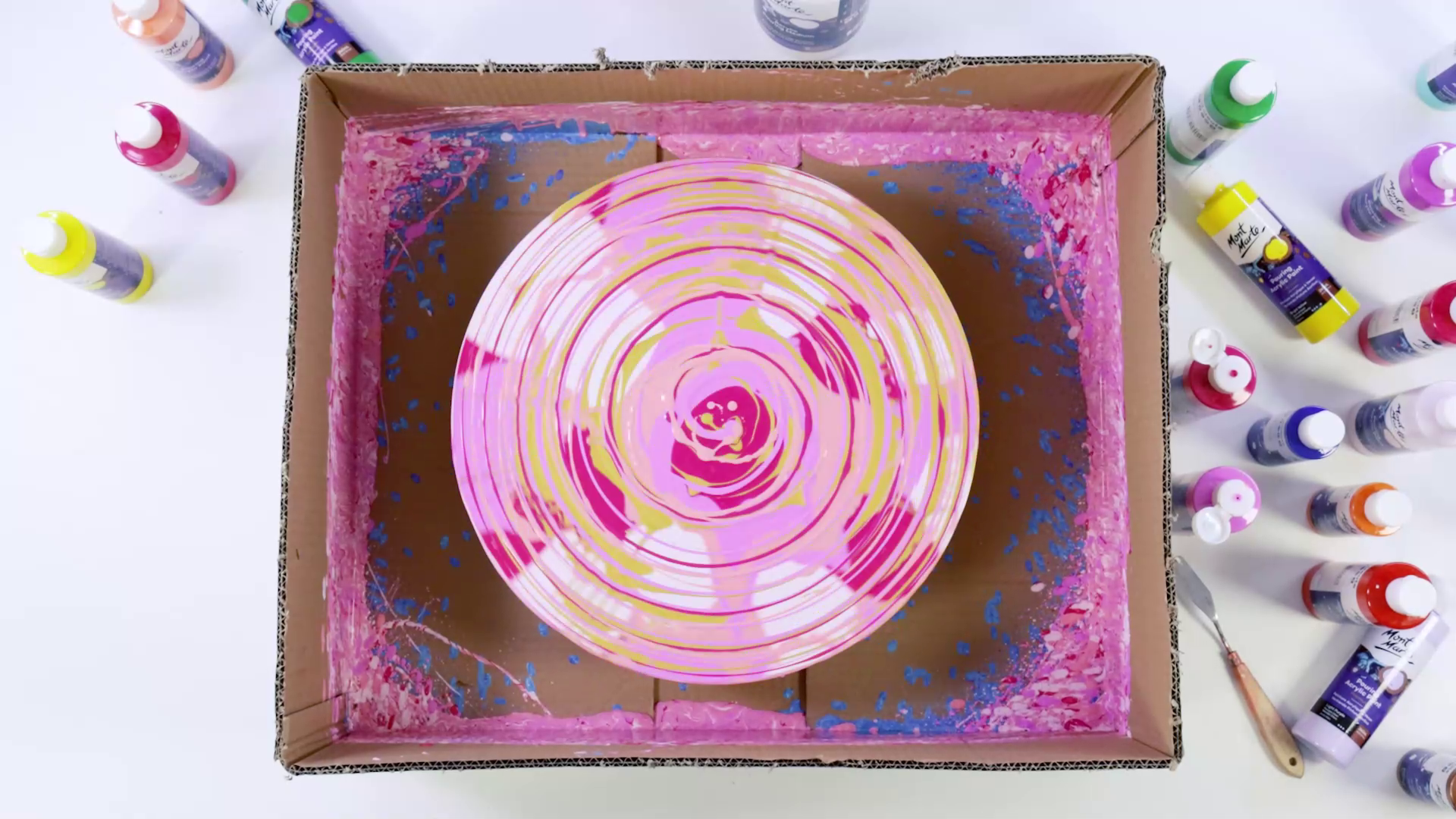 Different acrylic shop pouring techniques